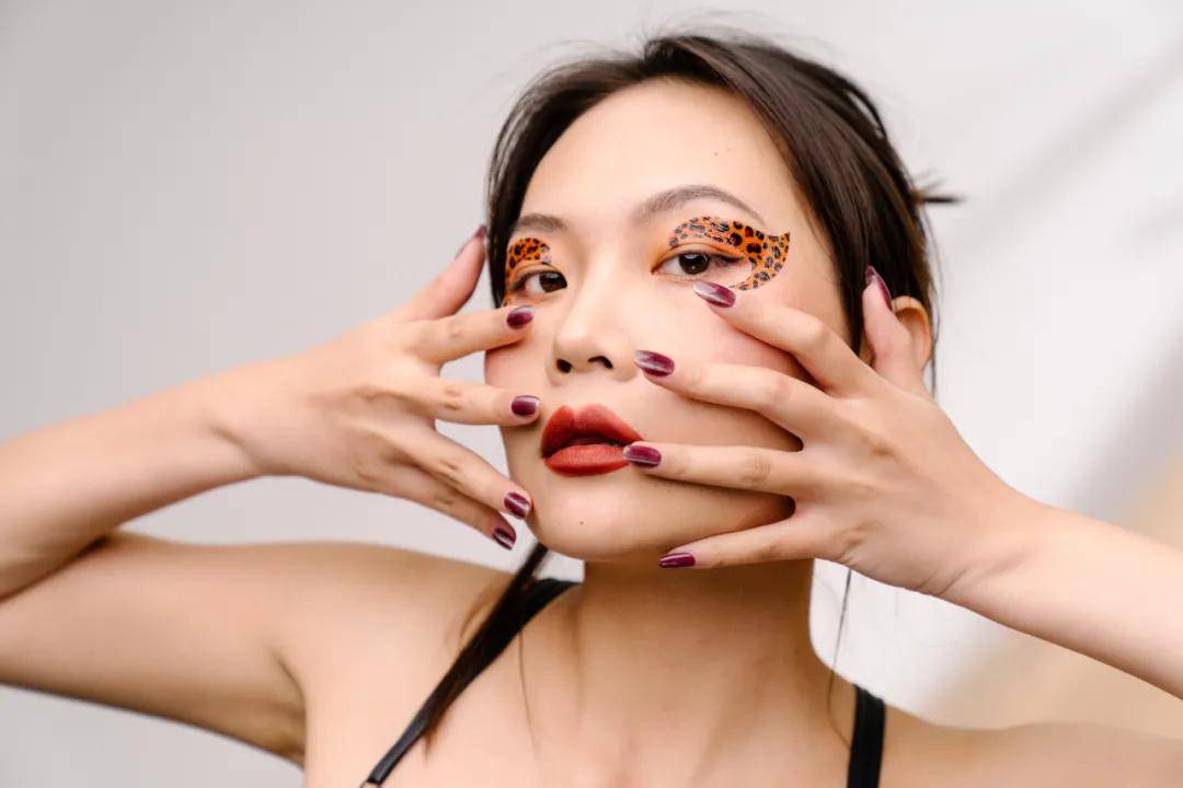 眼睛女明星人手一个的眼线贴火出圈了？这期美妆贴纸种草请收好！