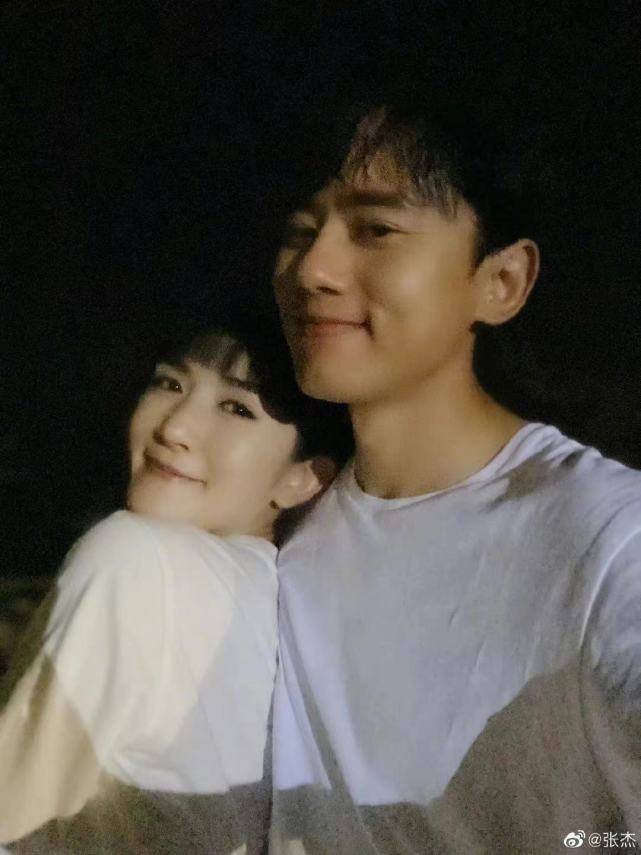 马尾 谢娜带娃外出不见张杰，跳跳俏俏穿同款衣服，扎着高马尾超可爱