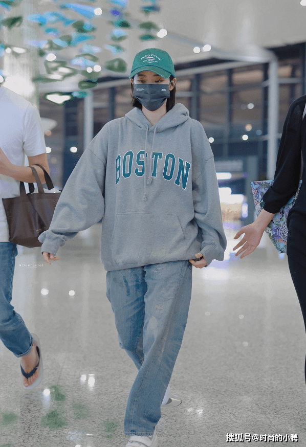 长度 欧阳娜娜长大还挺明显的，上身有点壮实，感觉胯骨轴也挺大的