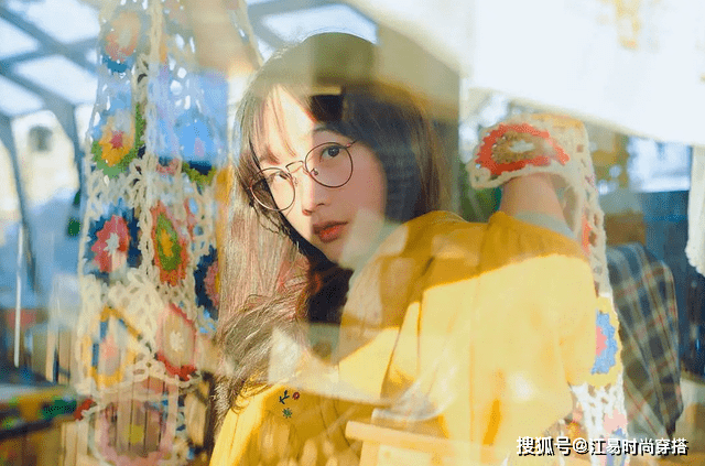 真挺 《鱿鱼游戏》中的智英演者，现实生活中，感觉真挺清纯，一点不狠