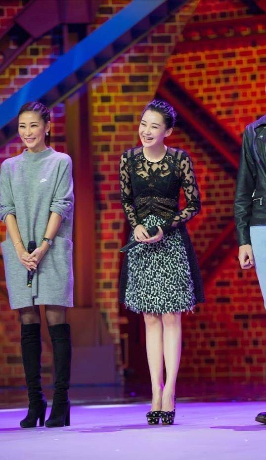 保养 许晴状态保养得好，穿蕾丝装透白嫩肤色，真该加个外套遮一遮