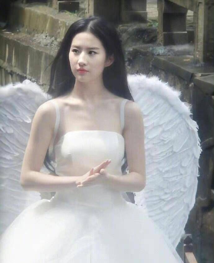 感觉 刘亦菲穿钉珠礼裙仙气四溢，淡黄色薄纱温柔浪漫，长卷发太美了