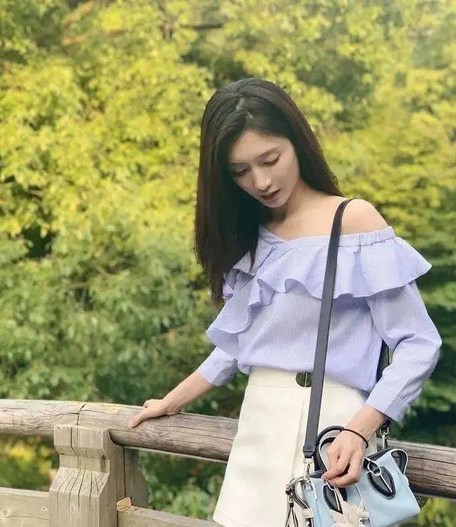 江疏影 江疏影真是白富美，露肩上衣少女裙配红唇焕然一新，33岁美得出众