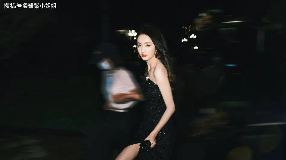 写真照 佟丽娅穿着抹胸亮片长裙超美艳！雪肤玉貌太性感迷人