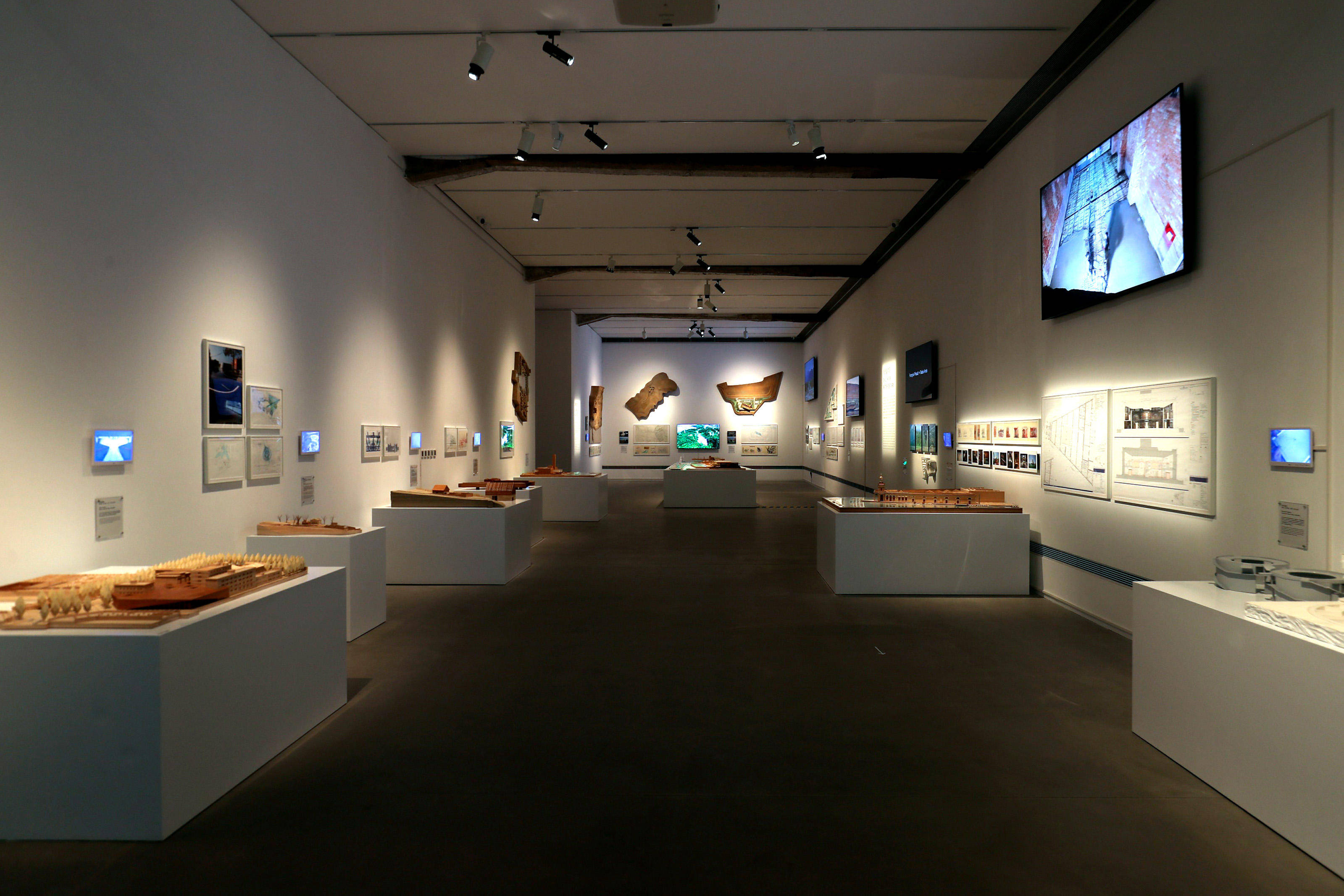 以艺术之名与大师对话英菲尼迪助力安藤忠雄青春展共同成就自然之美