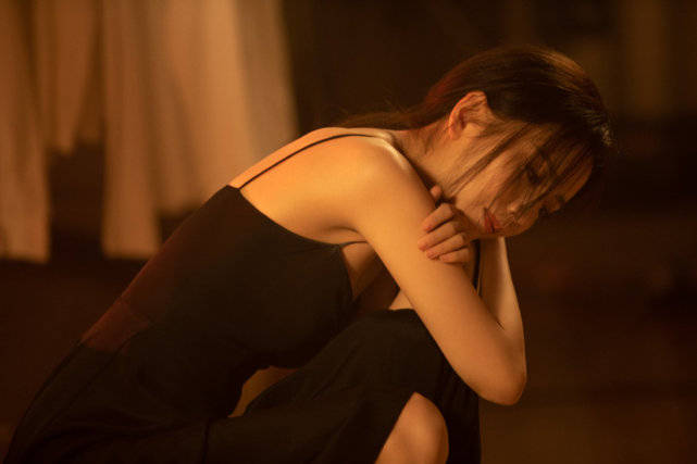 赵丽颖 佟丽娅离婚后惊艳绽放！穿中国红裙出演MV比赵丽颖绝美，跳舞美到爆