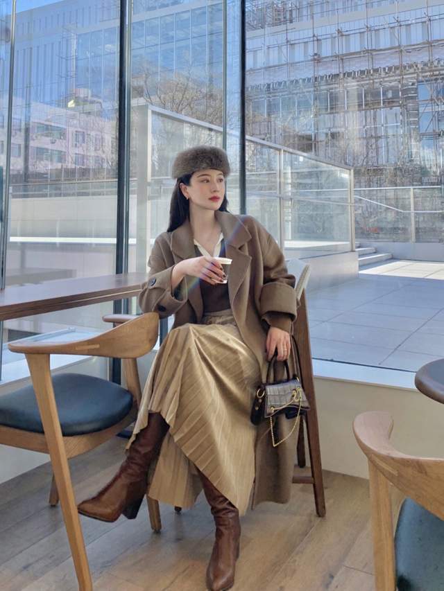 大衣 40+在秋冬该怎么穿?一件大衣搭配百褶裙高级洋气,又飒又美
