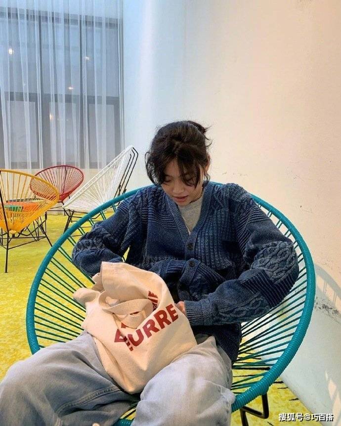 整体 《鱿鱼游戏》女主郑浩妍真会穿，时而摩登时而稚气，一点不像27岁