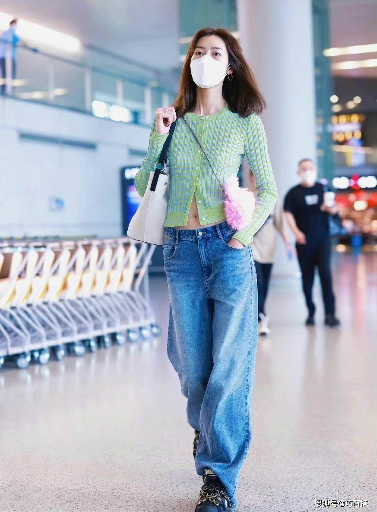 工装裤 刘雯运动背心+工装裤走机场,风格又野又性感,小蛮腰抓人眼球!