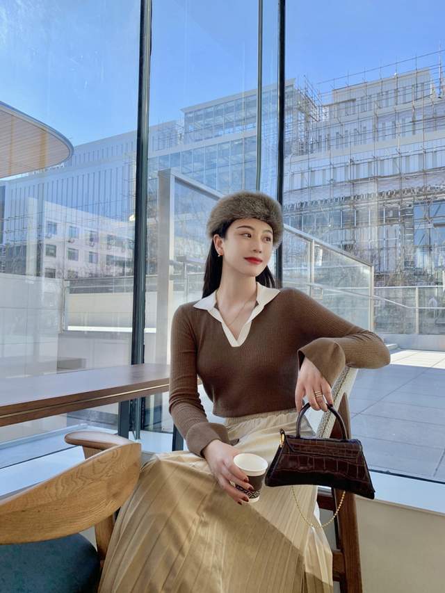 大衣 40+在秋冬该怎么穿?一件大衣搭配百褶裙高级洋气,又飒又美