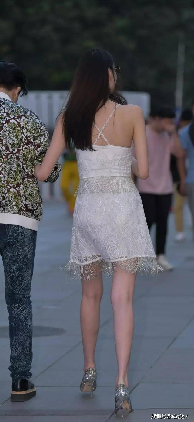 整体 简约精致的瑜伽裤穿搭彰显出潮流的气息，穿出自我个性