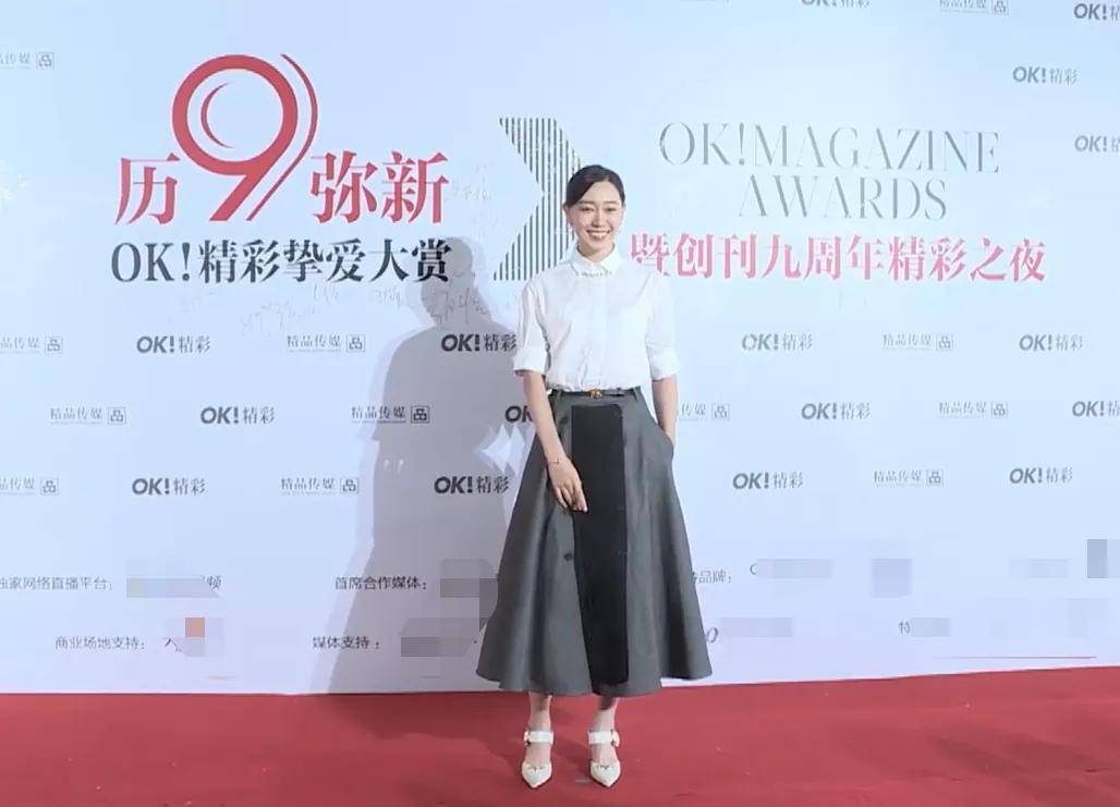 黄圣依 精彩之夜女星比美:邓萃雯宛若霸总,黄圣依颖儿高开衩长裙秀长腿