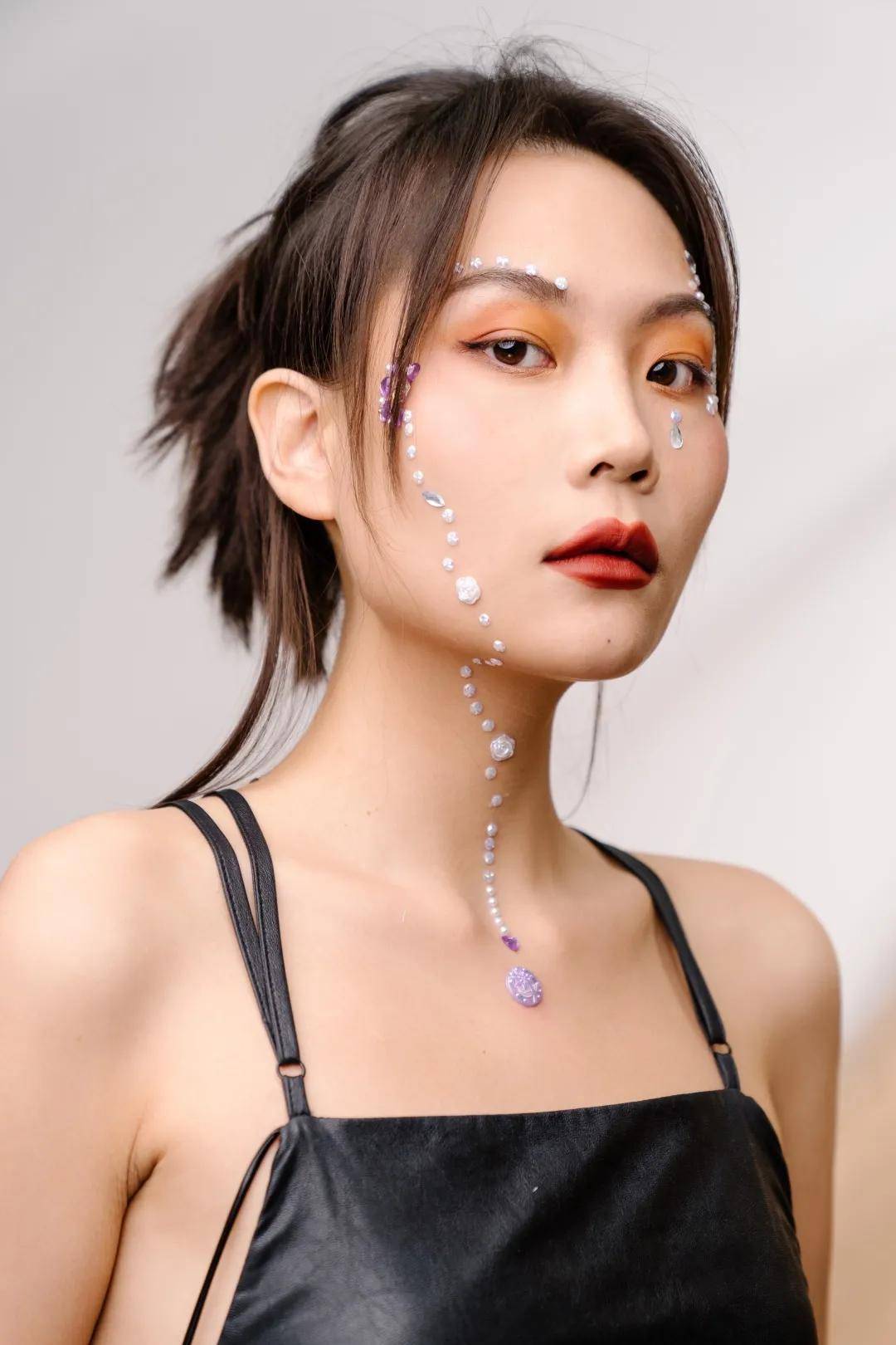 眼睛女明星人手一个的眼线贴火出圈了？这期美妆贴纸种草请收好！