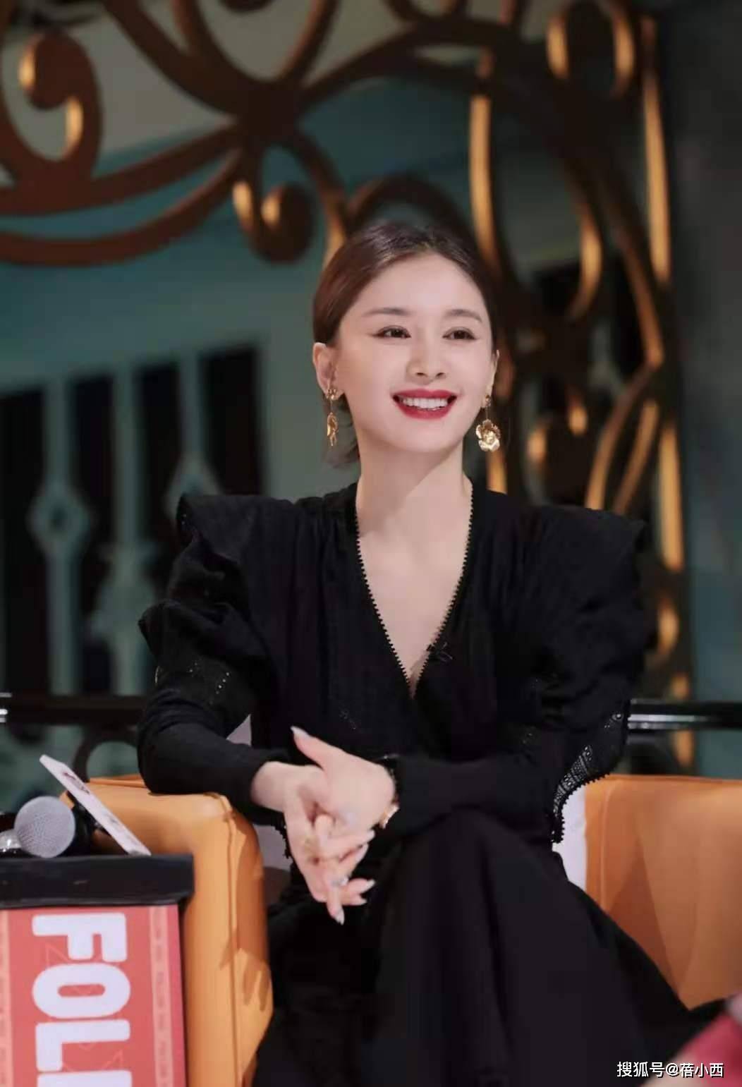 黑色 王子文化身为大女人,穿透明上衣配印花半裙,性感撩人又不失气场