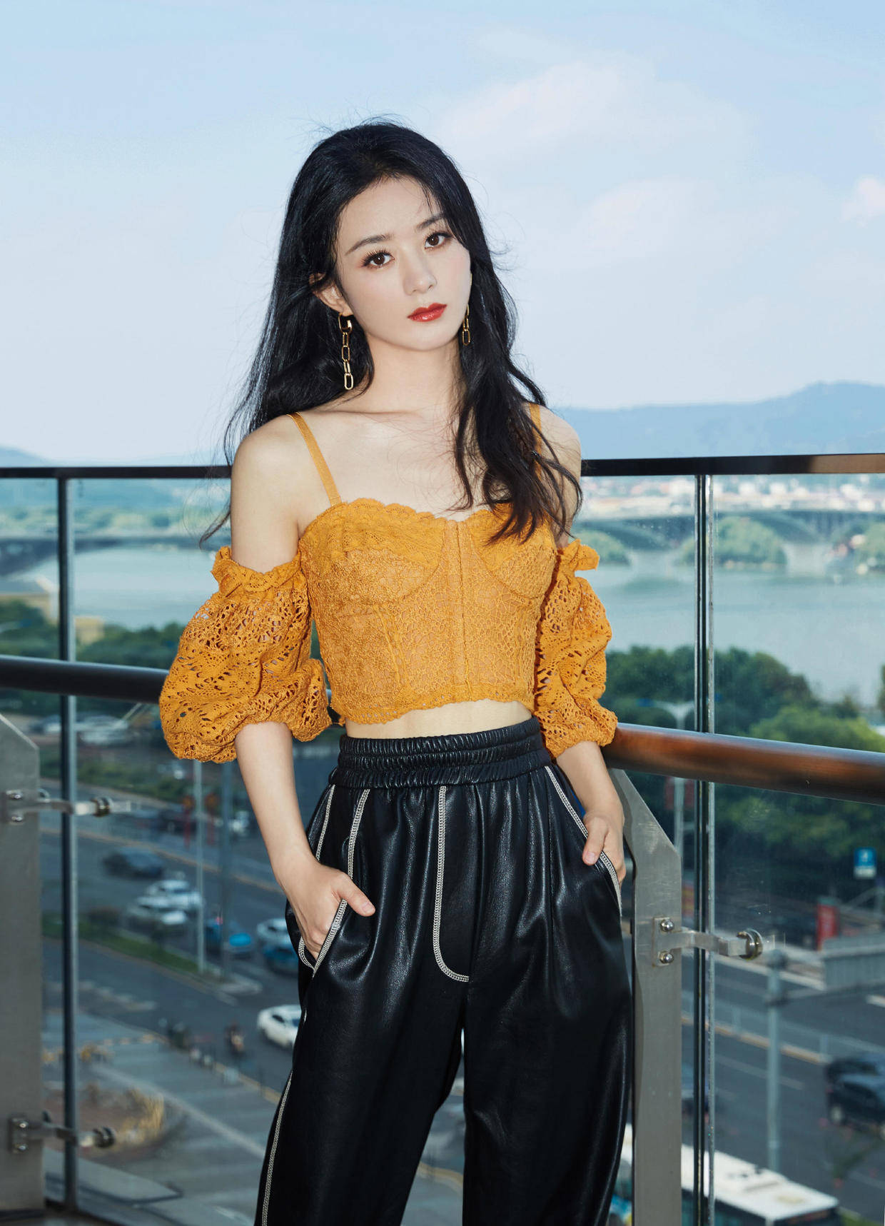 赵丽颖 赵丽颖真是秋?冬穿搭的典范，穿针织衫配长裤，清爽大气惹人爱