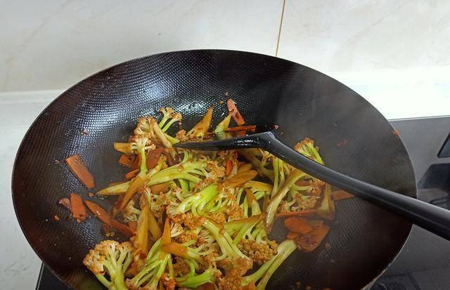 电饭煲|午餐4个菜发朋友圈，都夸太丰盛，尤其第1个，网友大赞：这招绝了