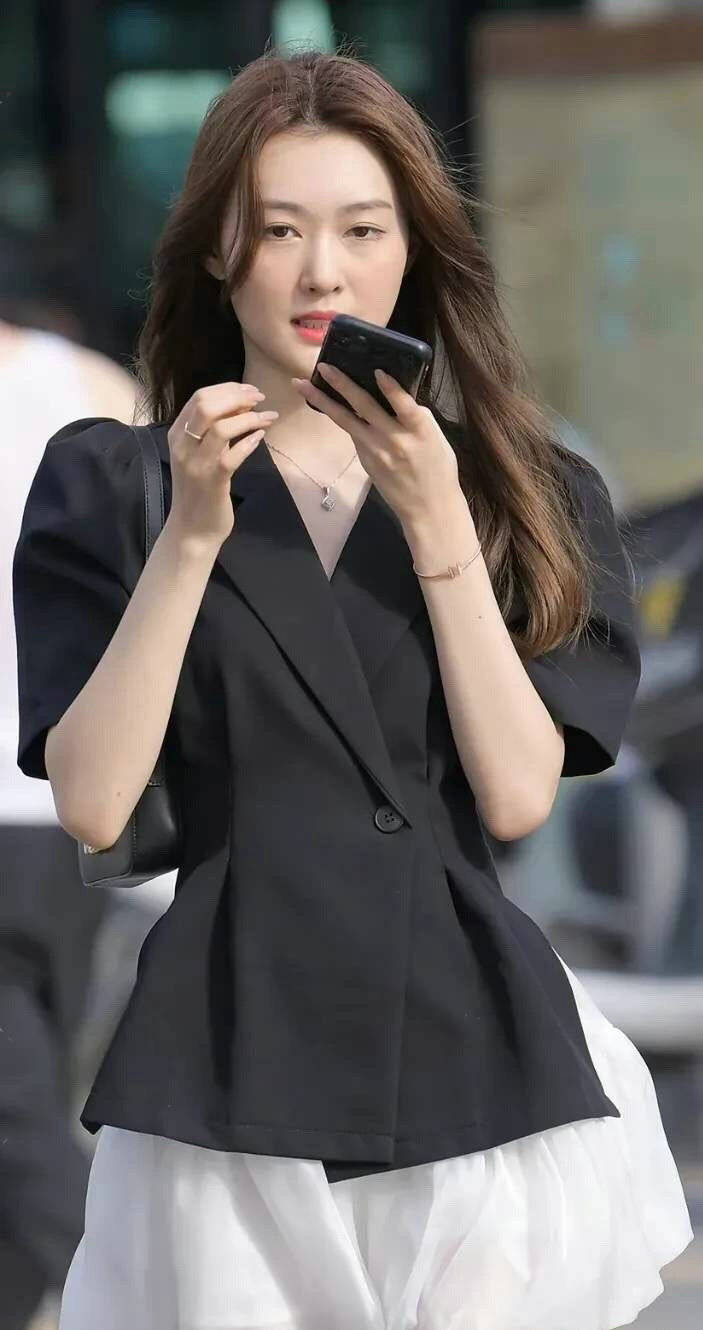 小孩子 衬衫搭配的黑色半身裙,简约利落的设计,轻松展现女性的曲线美