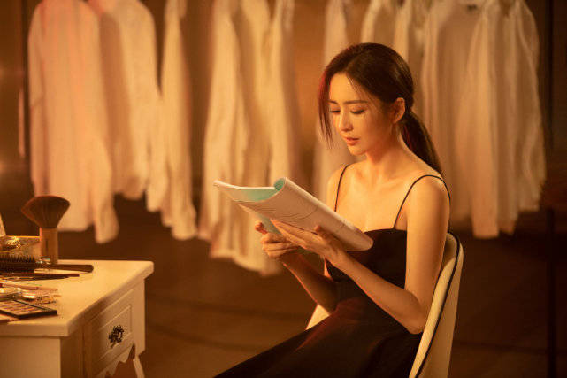 赵丽颖 佟丽娅离婚后惊艳绽放！穿中国红裙出演MV比赵丽颖绝美，跳舞美到爆