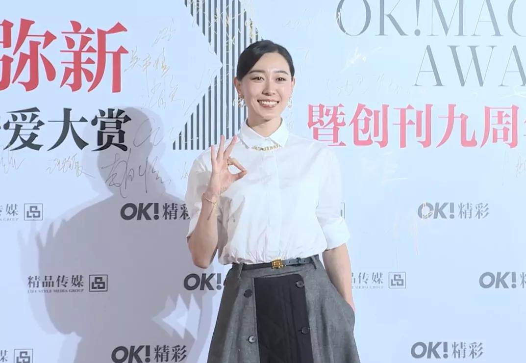 黄圣依 精彩之夜女星比美:邓萃雯宛若霸总,黄圣依颖儿高开衩长裙秀长腿