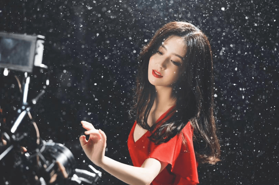 佟丽娅 张杰新歌MV中，佟丽娅穿红裙的样子太“惊艳”了，每一帧都好心动