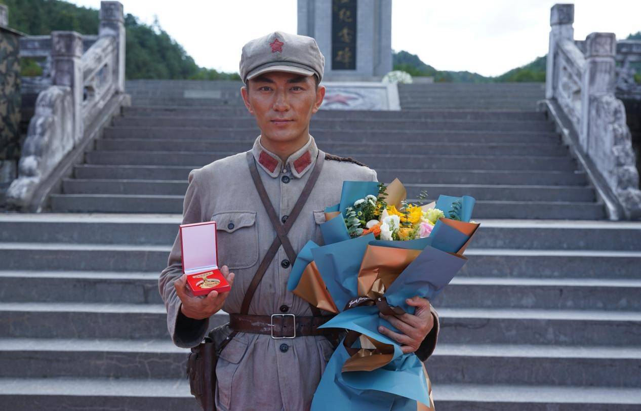 张宁江《血战松毛岭》杀青带伤拍戏 坚持到底