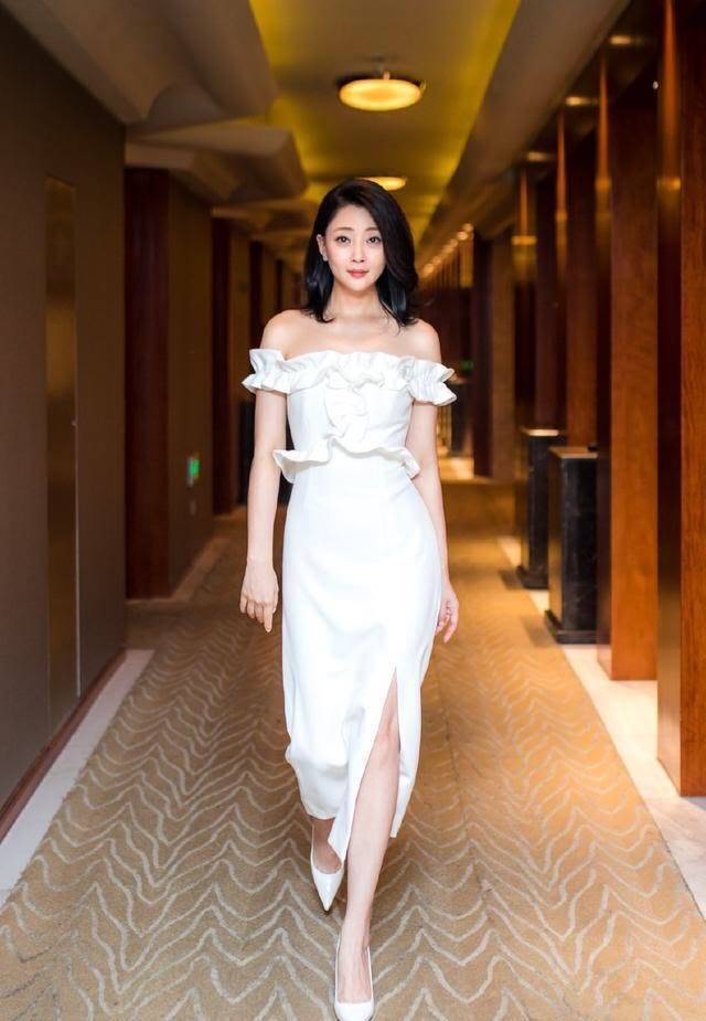 曲线美 真不敢相信殷桃才92斤，穿旗袍大秀曲线美，撩发的瞬间也太迷人了