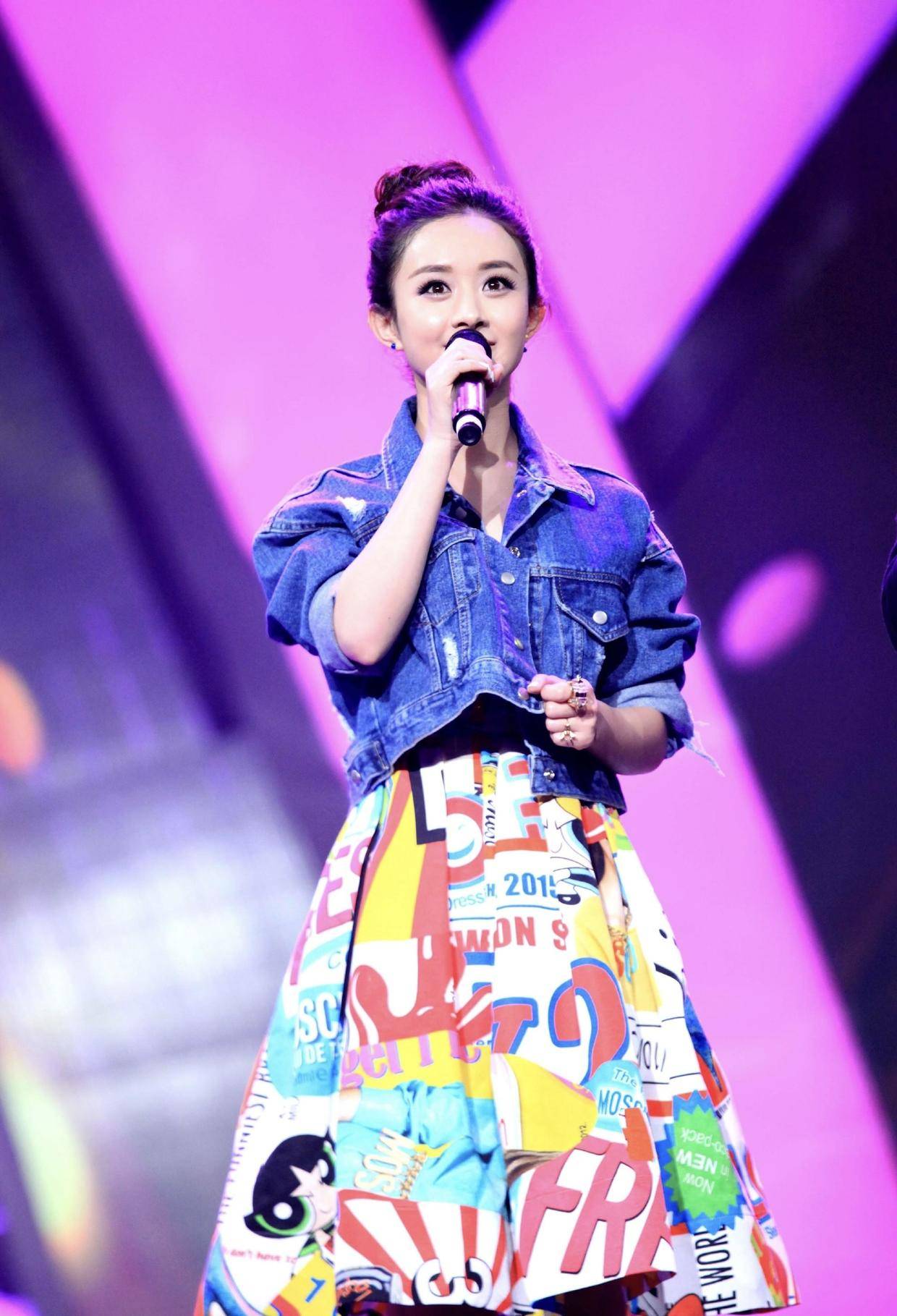 赵丽颖 赵丽颖真是秋?冬穿搭的典范，穿针织衫配长裤，清爽大气惹人爱