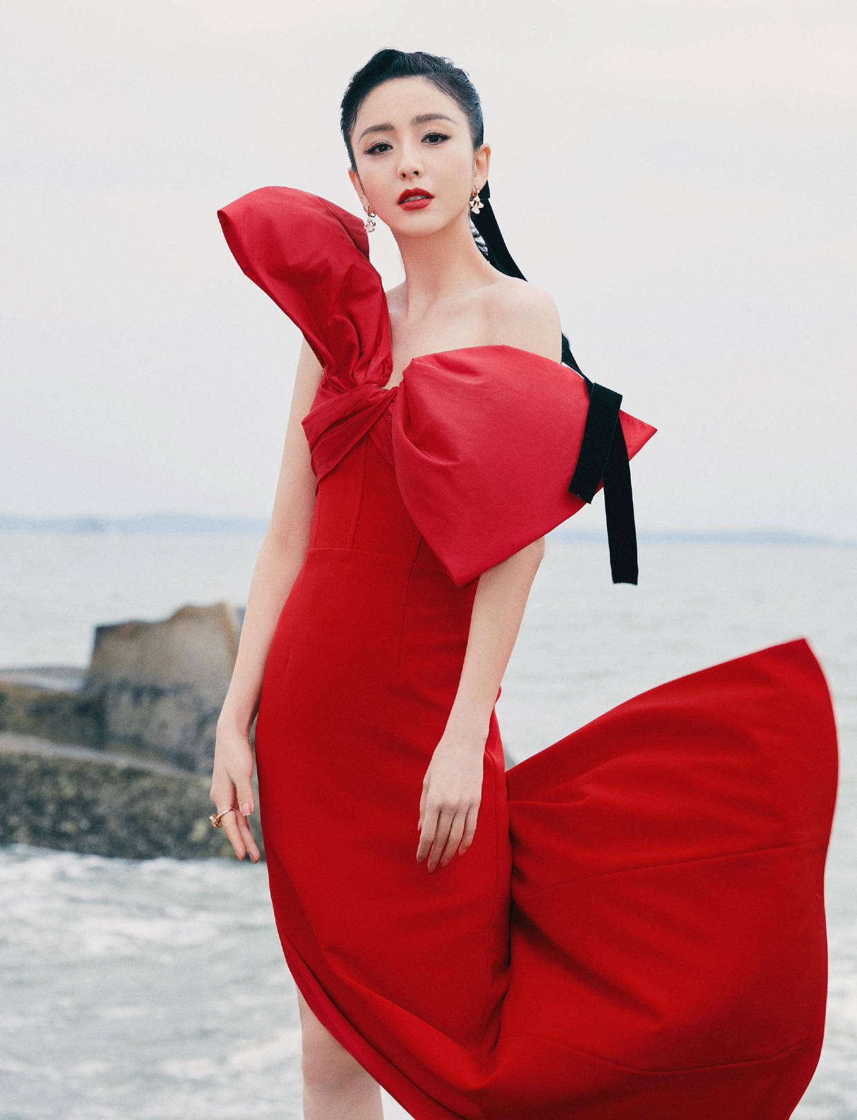 佟丽娅离婚后更大胆,穿抹胸裙出镜曲线惊艳,真是好会穿的姐姐