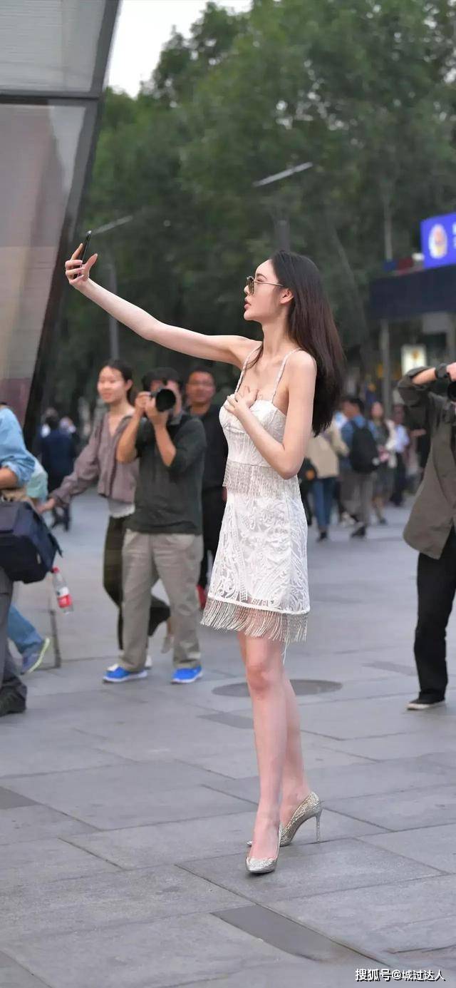 整体 简约精致的瑜伽裤穿搭彰显出潮流的气息，穿出自我个性