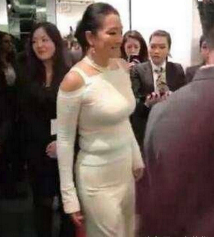 身材 巩俐穿连帽卫衣裙现身，脸上凹坑难掩沧桑，坦然接受容颜的衰老！