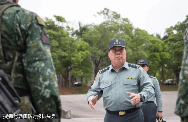 两岸紧张时刻 台新兵当街上演 当兵当疯了 台 陆军司令 悄悄去美国 台军 两岸紧张时刻 台新兵当街上演 当兵当疯了 台 陆军司令 悄悄去美国 台军