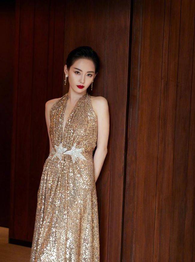 部位 张嘉倪不嫌勒得慌吗？用金圆圈勒出小蛮腰，看来女明星也不好当