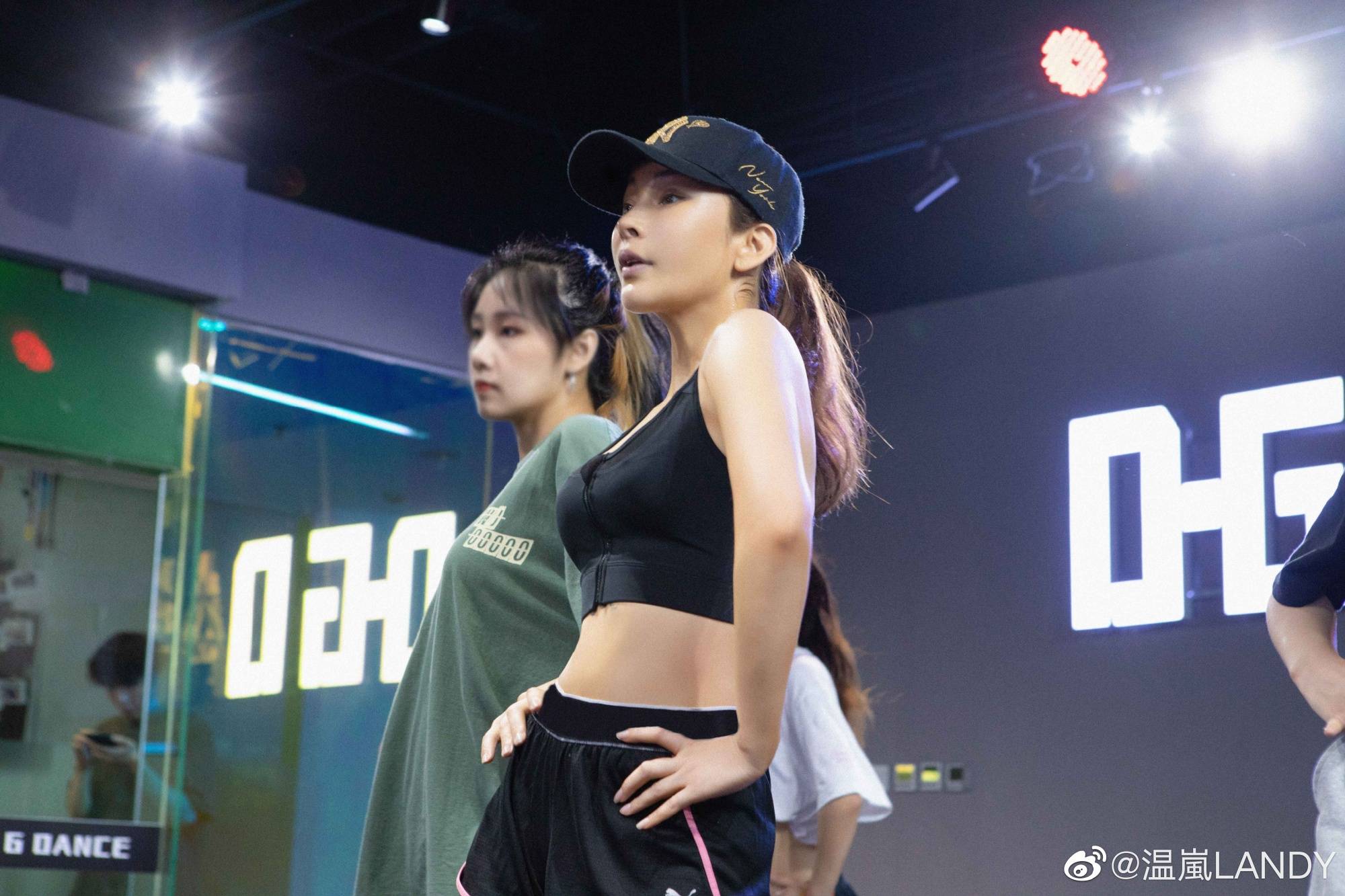 原创温岚穿高腰背心跳热舞,火辣身材不减当年,41岁依然超级敬业!