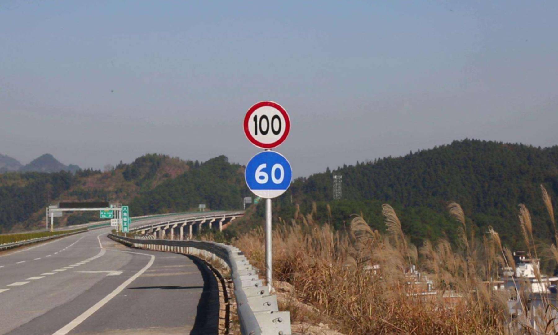 根据《机动车违反限速交通法》的规定,在限速60km/h的位置,只要速度不