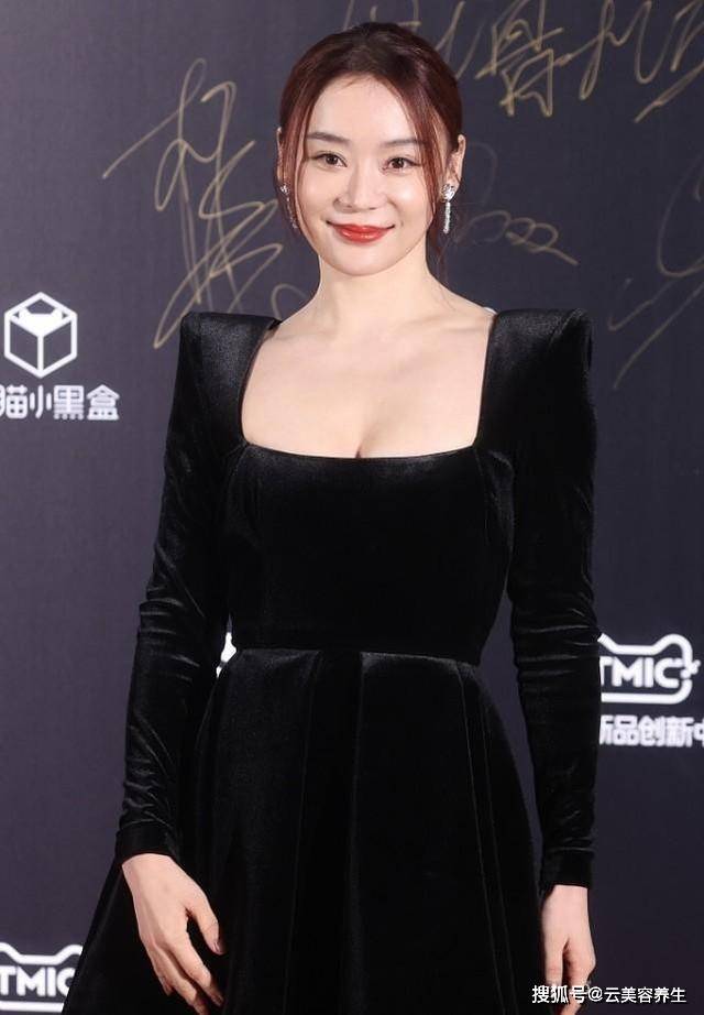 短裙 袁姗姗挺会穿裙装显气质的，黑裙领口特意加深加宽，复古味挺浓