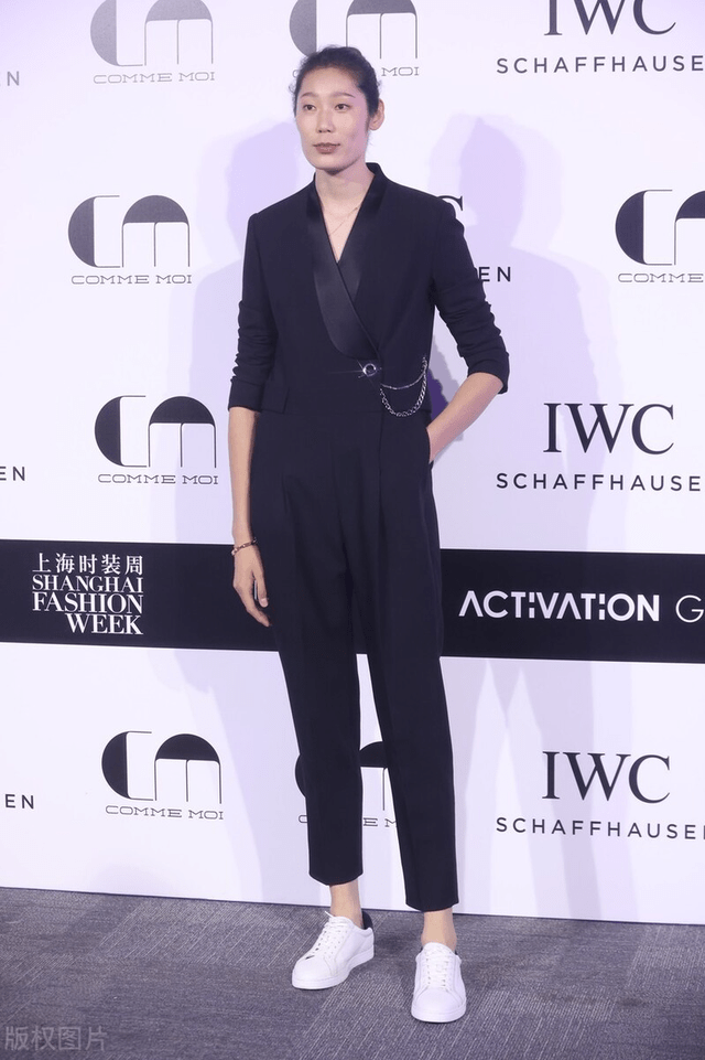 moi 上海时装周众女星集体亮相，那些星光熠熠的瞬间也暗藏巧思