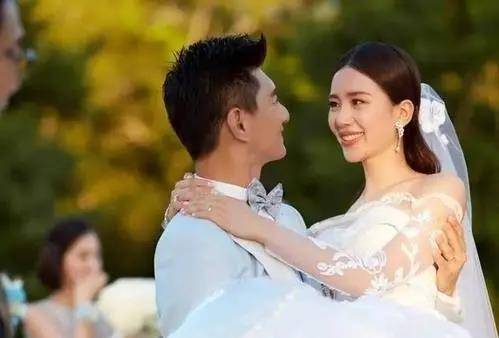 因为|怀二胎稳了？吴奇隆陪刘诗诗前往私立医院，嫁对人可以有多幸福