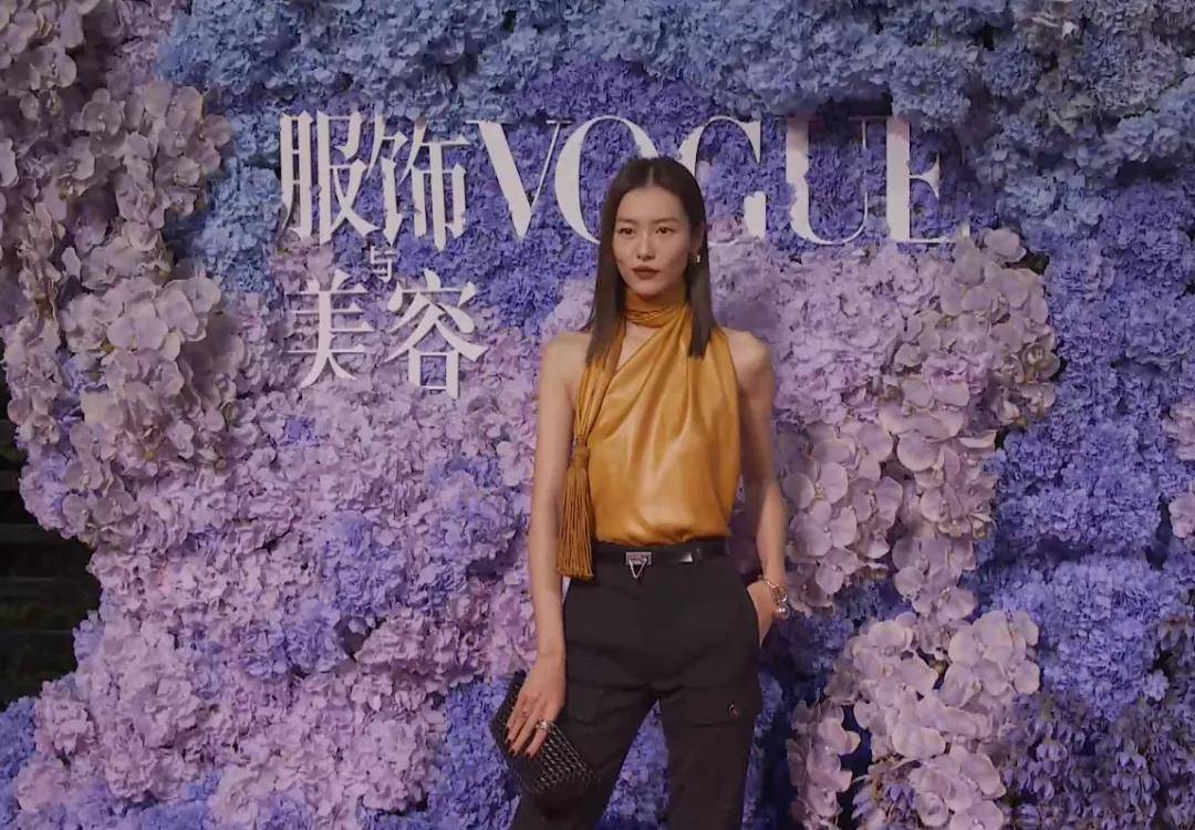 杨幂《VOGUE》盛典红毯：刘雯上衣像窗帘布，宋茜穿得仿佛要出海捕鱼