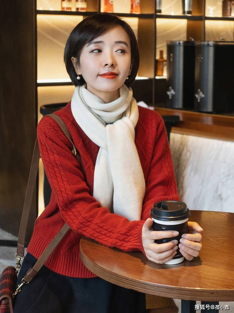 下装 建议中年女性多备这3件单品，轻松解决秋冬搭配烦恼，优雅又自信