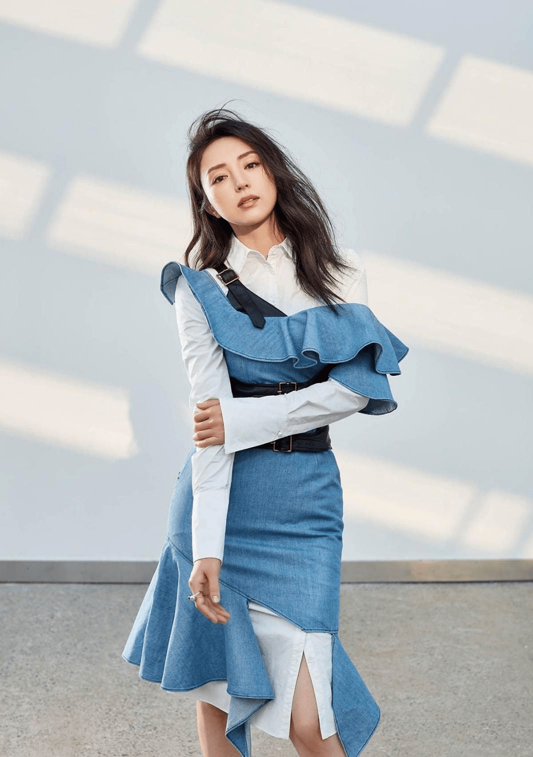 董璇 董璇的骨相美太有优势，穿红色亮片裙还扎丸子头，在哪都是女神