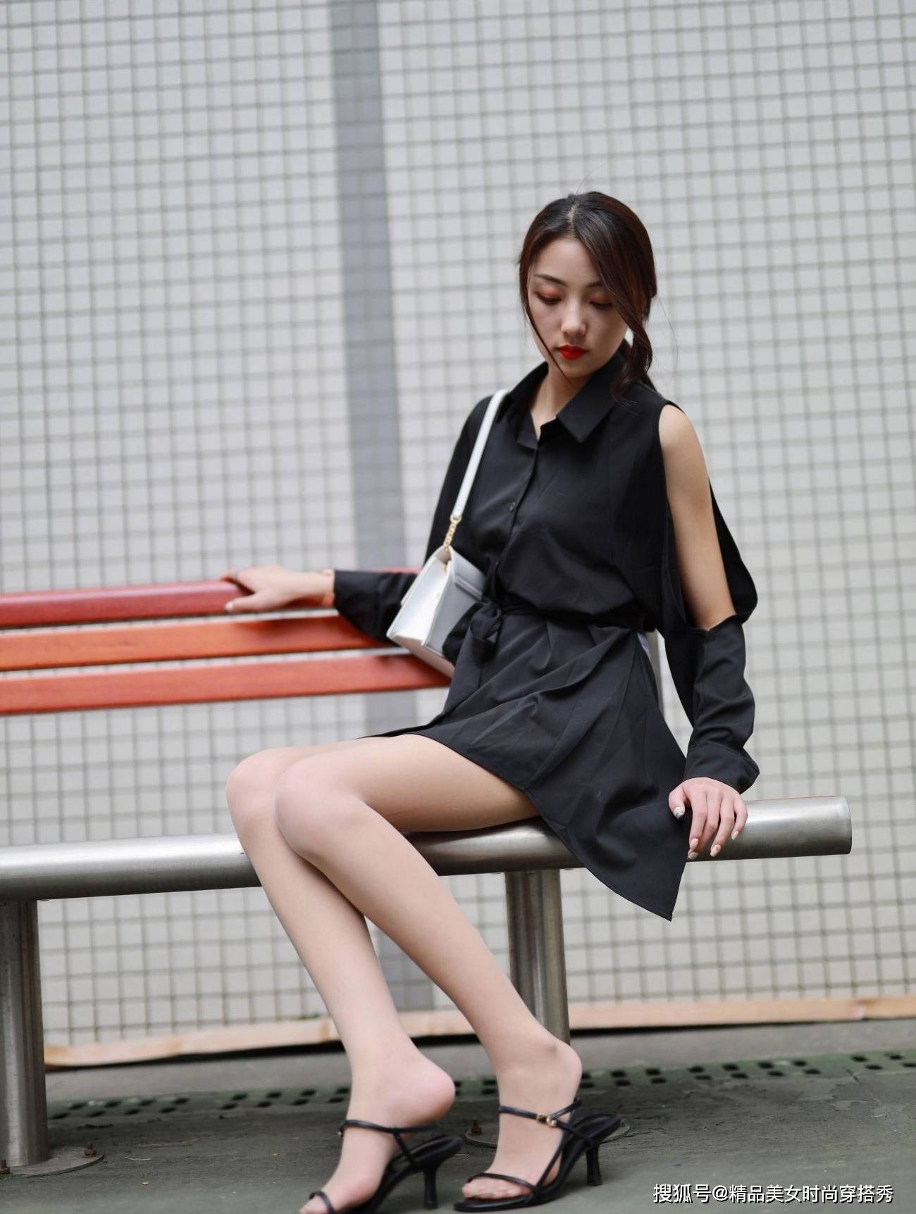 高跟鞋 这件黑色的衬衫下搭一条牛仔短裤，干练又不失女性独特的优雅感
