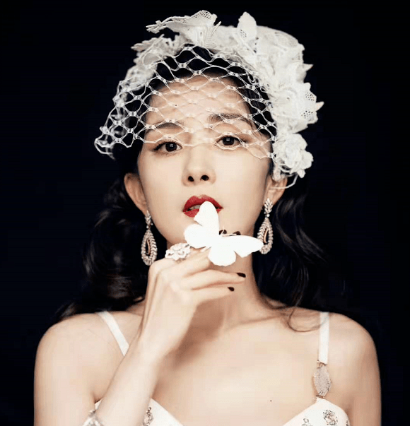 廓形 汤唯不愧是大花!穿深v秀事业线赢过杨幂,压轴出场成红毯大赢家