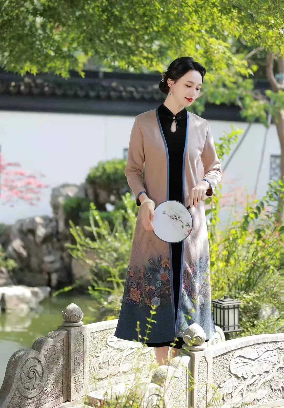 静婉 女人过了40岁,穿衣要显气质,今秋学会这样穿旗袍,优雅又高级!