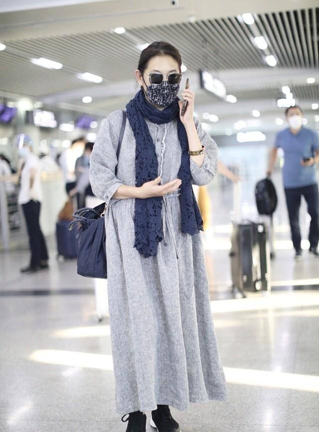 黑色 倪萍穿出“妈妈风”的感觉,黑色长裙配格纹披肩,素雅低调挺艺术