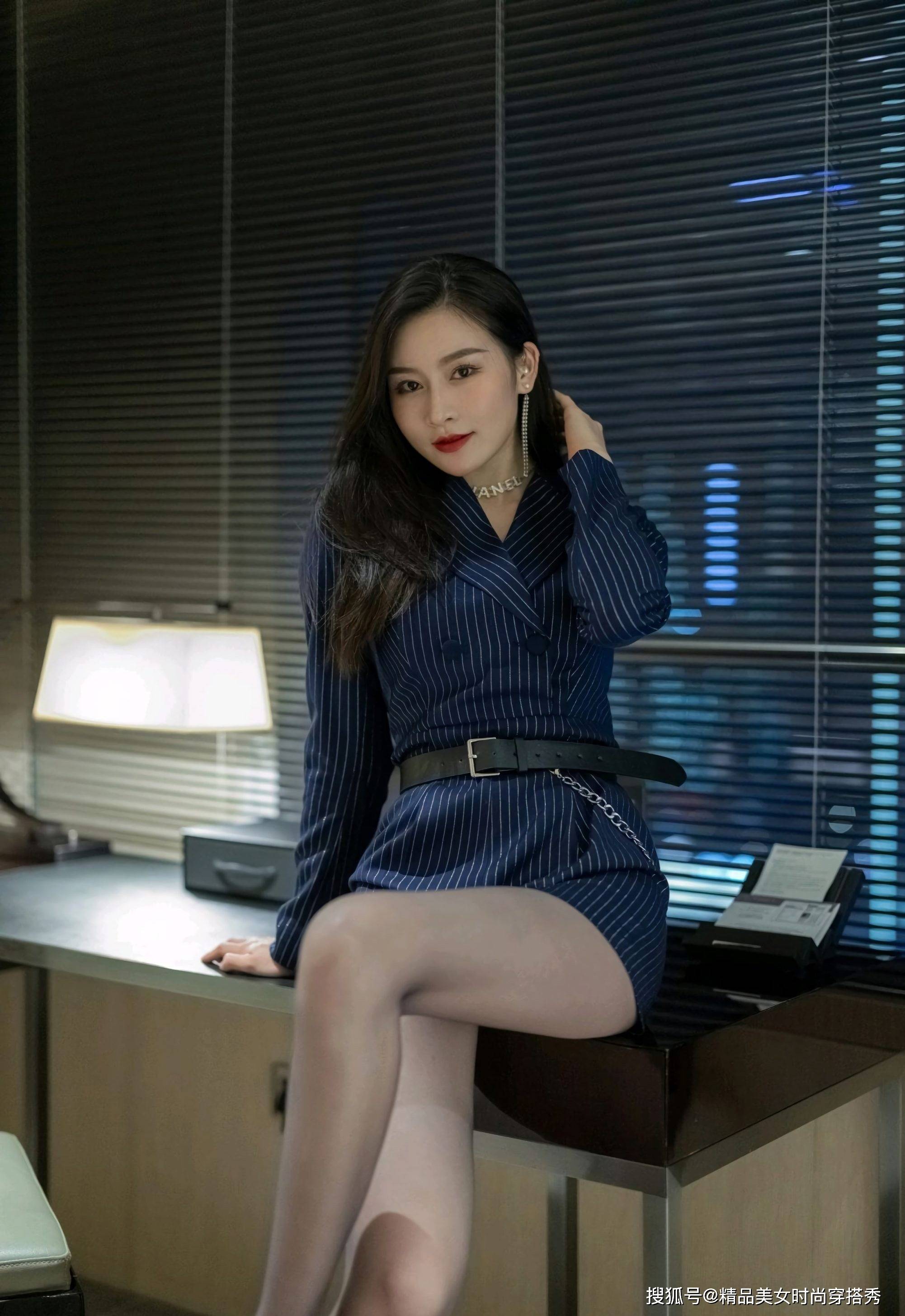 个性 条纹的连体西装干练又帅气十足，让你看上去更具有气场