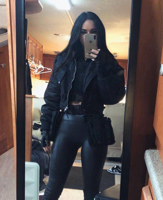 仙女辣妹鼻祖重出江湖，35岁梅根裙装造型又拽又撩，诠释极致性感