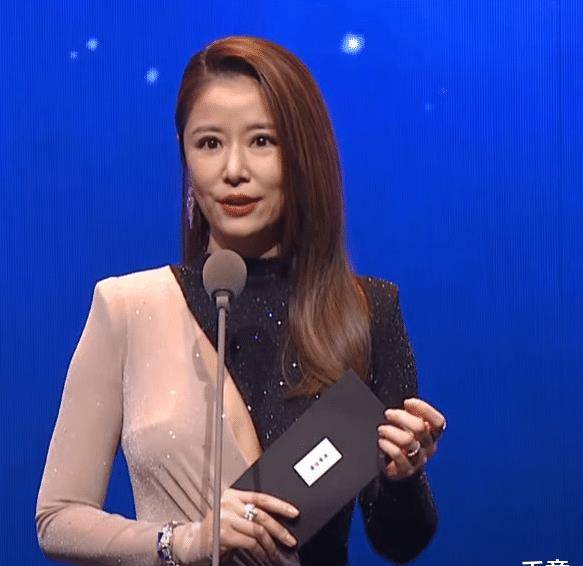 上半身 林心如变脸认不出，Ella性感又保守，台北电影节红毯，把我丑笑了