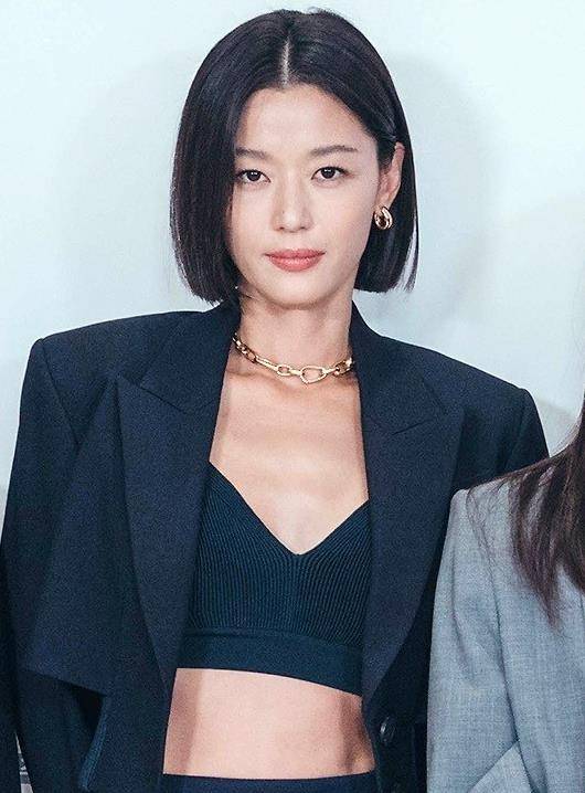 39岁全智贤现身新剧发布会 穿露脐装秀马甲线 短发造型干净利落 好身材 新闻时间