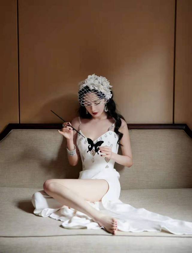 廓形 汤唯不愧是大花!穿深v秀事业线赢过杨幂,压轴出场成红毯大赢家