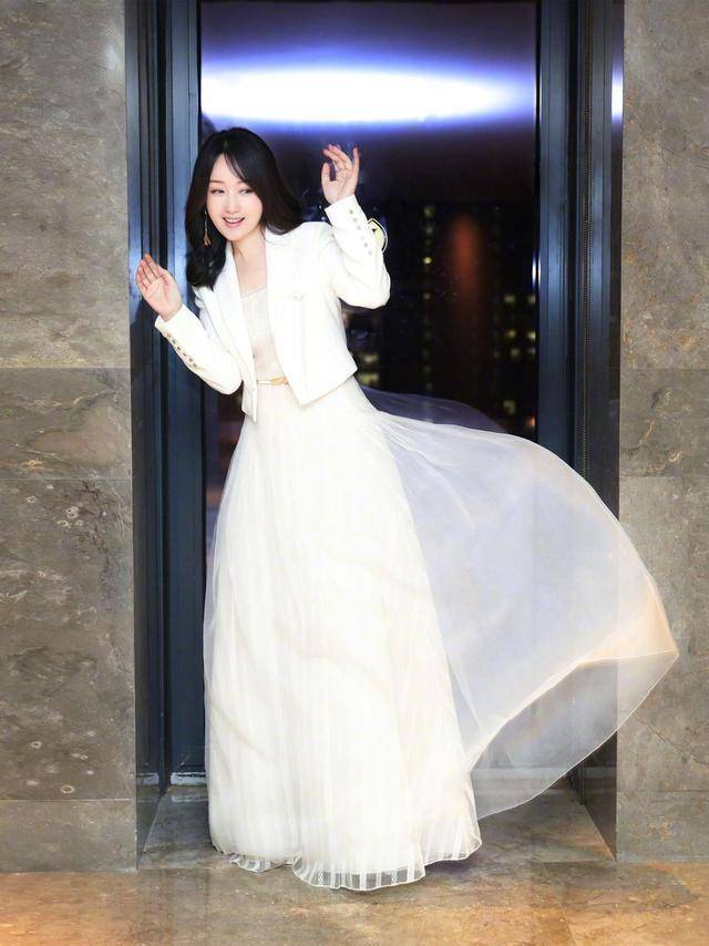 整体 杨钰莹不是装嫩是真嫩，穿黄色连衣裙活力减龄，看着像18岁少女